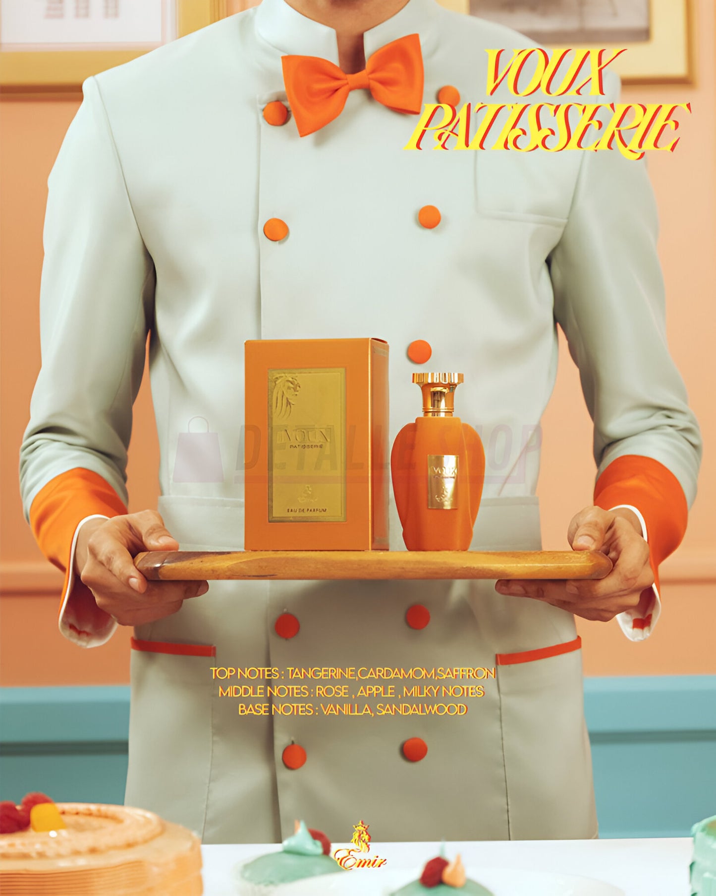 Chef presentando el perfume Voux Patisserie de Paris Corner con su caja sobre una bandeja de lujo