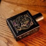 Lion de Rayhaan perfume con fondo cálido de vainilla y ámbar