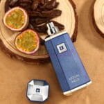 Fragancia oriental Azzure Oud French Avenue con notas profundas de oud y ámbar